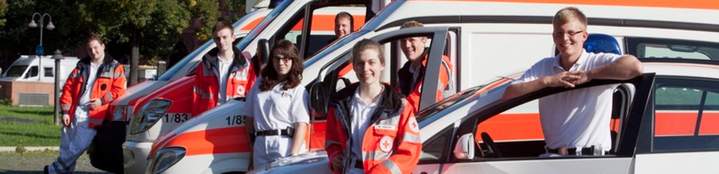 Mitarbeiter des DRK Rheinhessen-Nahe stehen vor Rettungsfahrzeugen. Bild: Mitarbeiter des DRK Rheinhessen-Nahe stehen vor Rettungsfahrzeugen