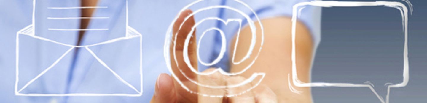 E-Mail-Erinnerung Bildausschnitt: Eine Frau zeigt mit dem Finger auf ein @-Zeichen