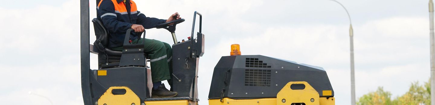 Arbeiten mit einer Planierraupe Arbeiter fährt eine Planierraupe